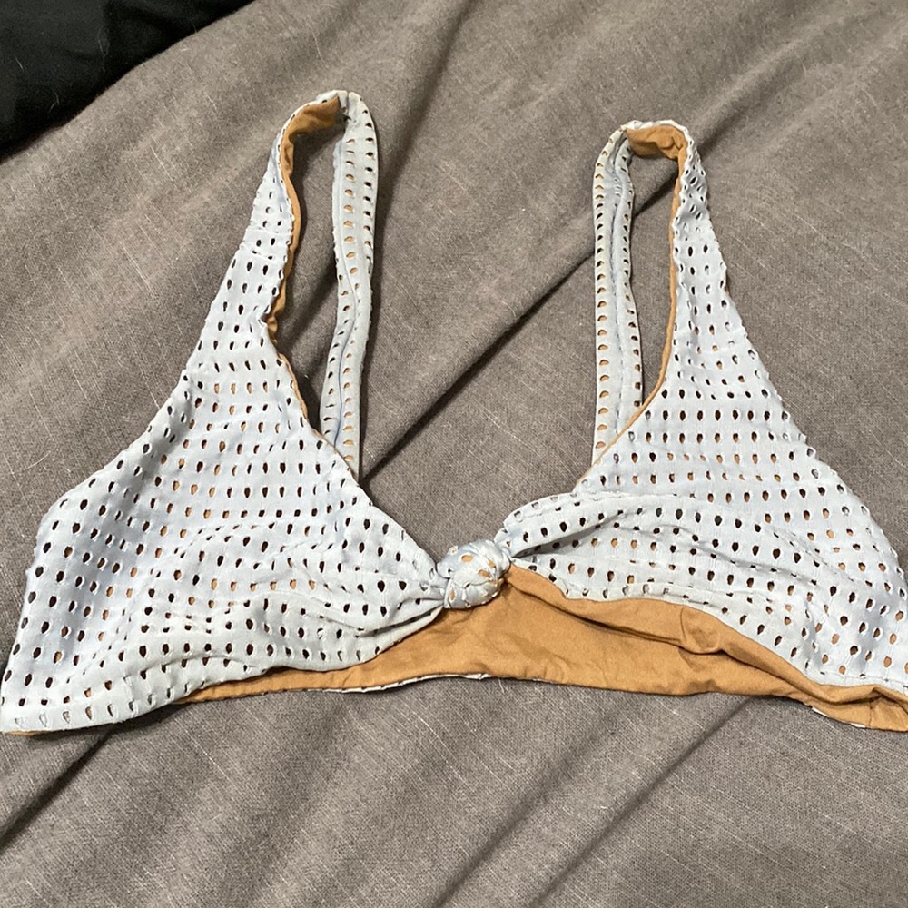 Blue/brown acacia top